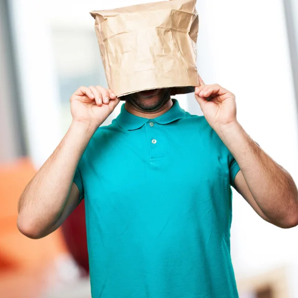 Hombre enojado con una bolsa de papel en la cabeza — Foto de Stock
