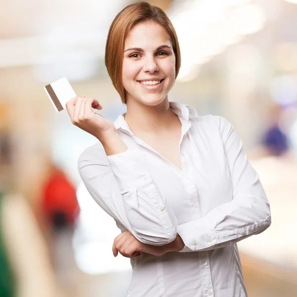 Blonde vrouw met creditcard — Stockfoto