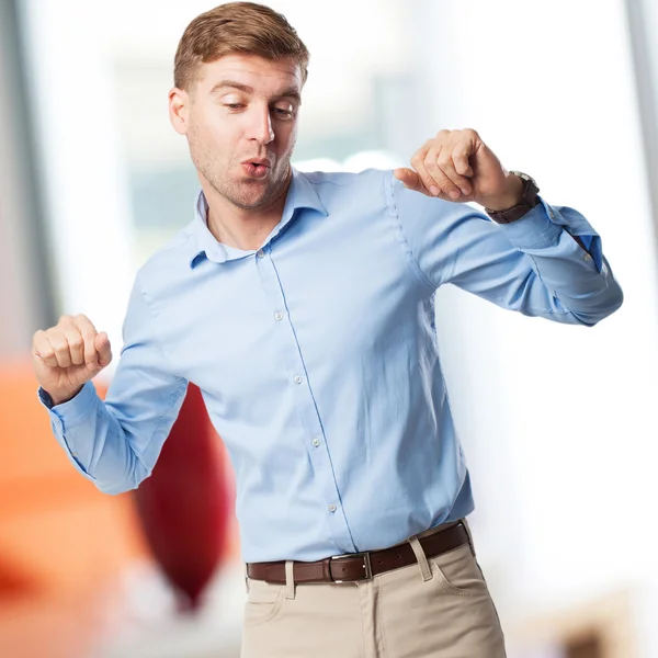 Blonder Mann tanzt — Stockfoto