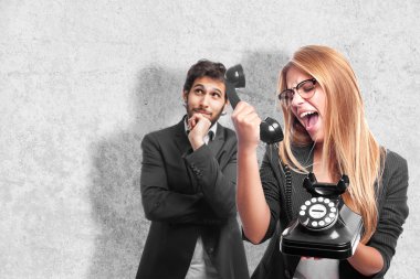 Telefon bağırarak genç güzel kadın