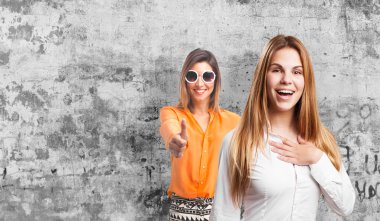 sarışın mutlu kadın