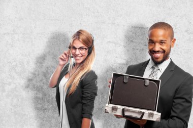 Genç serin siyah adam çelik evrak çantalı