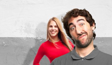 Genç adam düşünüyor.