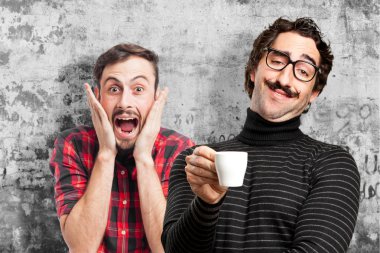 bilgiçlik taslayan adam bir kahve içer