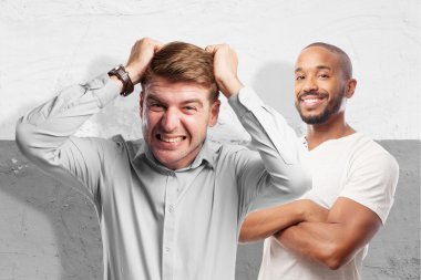 sarışın kızgın adam