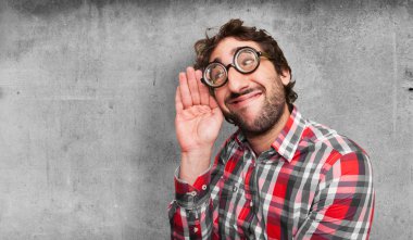 dinlemek çalışan deli adam