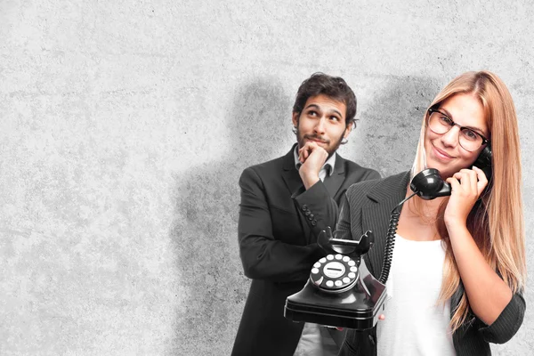 Jovem mulher legal falando com um telefone — Fotografia de Stock