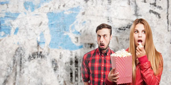 Blonde Frau mit Popcorn — Stockfoto