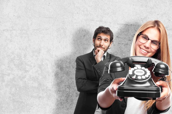 Jonge cool vrouw met een telefoon — Stockfoto