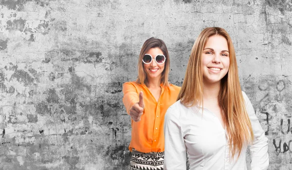 Mujer rubia complacida — Foto de Stock