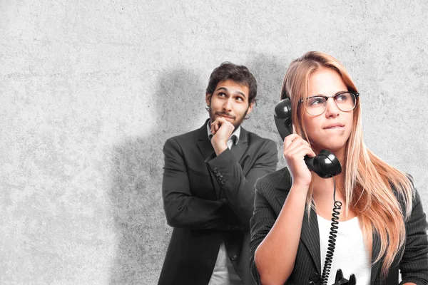 Jovem mulher legal duvidando no telefone — Fotografia de Stock