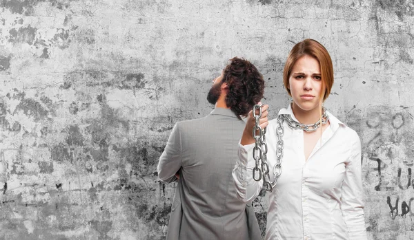 Mujer rubia con cadenas — Foto de Stock