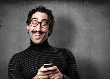 bilgiçlik taslayan adam konuşan