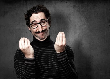 bilgiçlik taslayan gururlu adam 