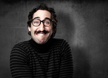 bilgiçlik taslayan mutlu adam