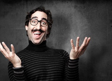 bilgiçlik taslayan mutlu man gülüyor