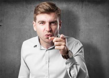 sarışın kızgın adam