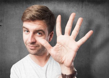 sarışın adam onun el palm gösterilen