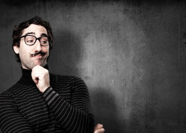 bilgiçlik taslayan adam düşünme