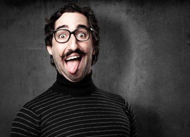 bilgiçlik taslayan mutlu adam