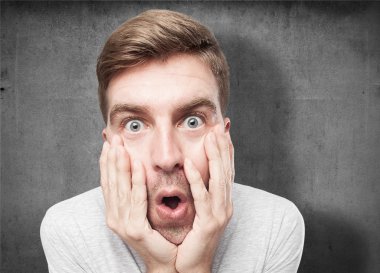 şaşırmış sarışın adam