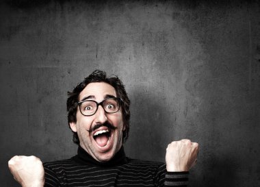 bilgiçlik taslayan adam jest kutlama