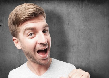 sarışın gururlu adam