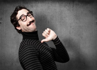 bilgiçlik taslayan adam gurur jest