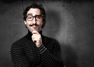 bilgiçlik taslayan adam mükemmel yüz