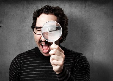 şaşırmış bilgiçlik taslayan adam