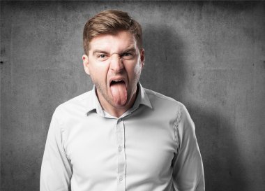 sarışın adam bağırarak