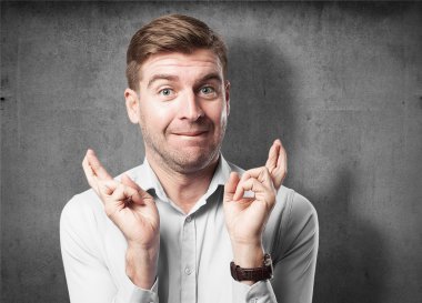 sarışın adam parmak geçiş