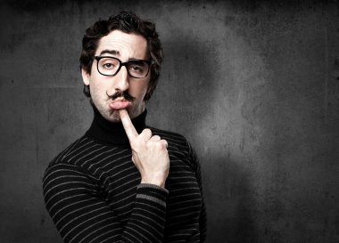 bilgiçlik taslayan adam şaşkın işareti