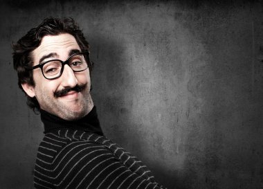 bilgiçlik taslayan mutlu adam