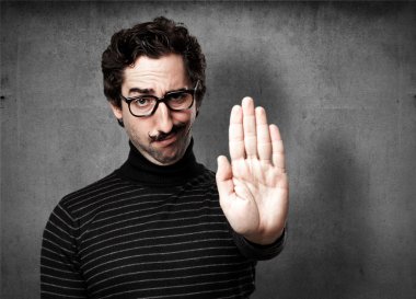 bilgiçlik taslayan adam yasaklama işareti