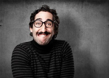 bilgiçlik taslayan mutlu adam