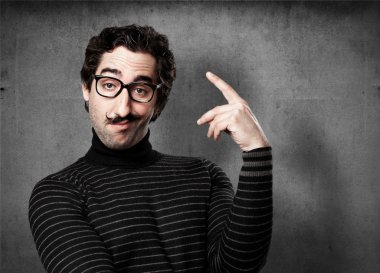 bilgiçlik taslayan adam düşünme