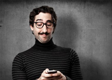 bilgiçlik taslayan adam konuşan