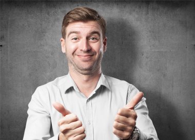 sarışın adam Tamam işareti