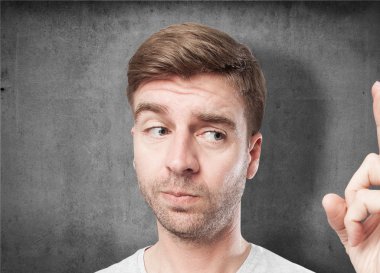 sarışın adam parmak arası