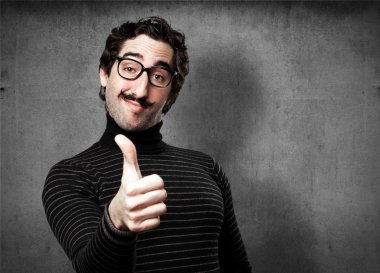 bilgiçlik taslayan adam Tamam işareti