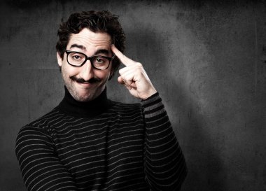 bilgiçlik taslayan adam düşünme