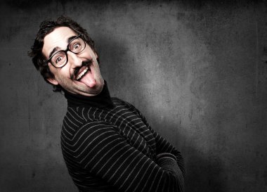 bilgiçlik taslayan mutlu adam