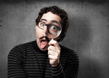 büyüteci olan bilgiçlik taslayan adam