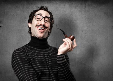 bir boru ile bilgiçlik taslayan adam