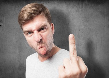 sarışın adam anlaşmazlık işareti