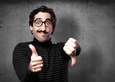 bilgiçlik taslayan adam şaşkın işareti