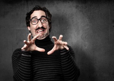 bilgiçlik taslayan adam jest korkuttu