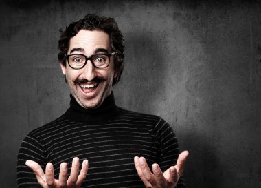 bilgiçlik taslayan mutlu adam