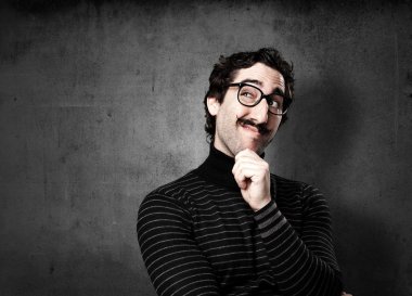 bilgiçlik taslayan adam düşünme